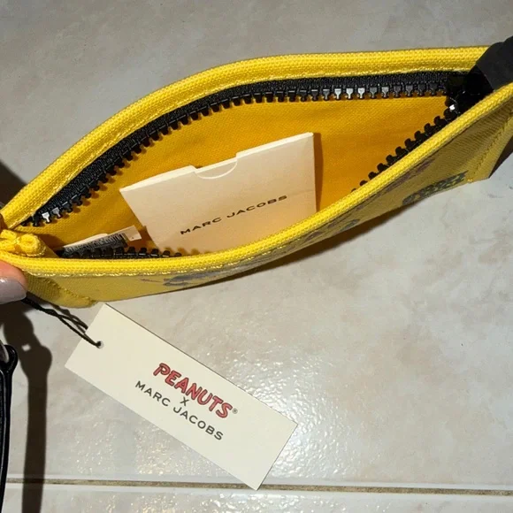 NWT Marc Jacobs Yellow Snoopy & Lucy Canvas The Pouch Wristlet - Picture 4 of 4